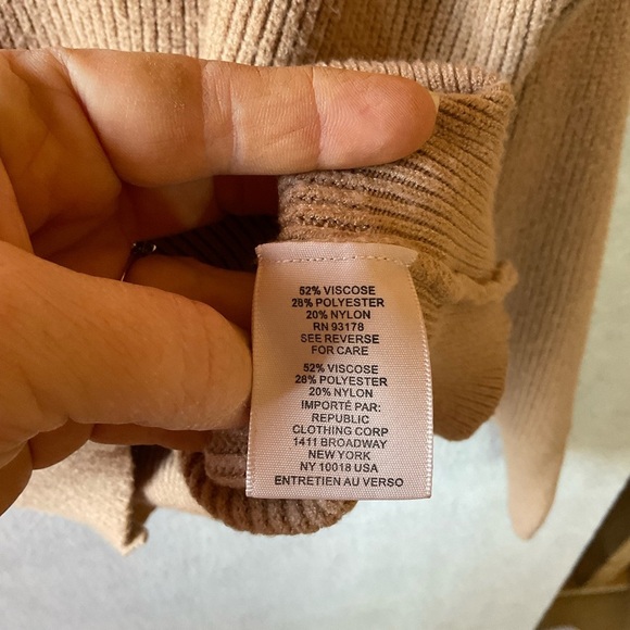 Philosophy sweater. Beige. Vneck. Size XL - Picture 6 of 8